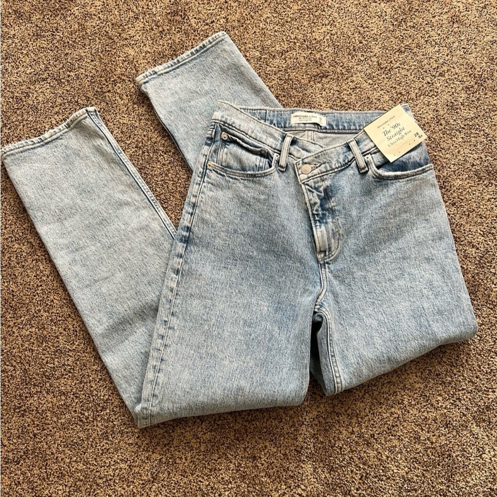 NWT Abercrombie & Fitch 90’s Straight Leg High Rise Women's Jeans Size 28/6R